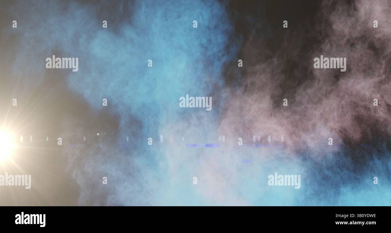Bild von Lichtflecken und Rauchspuren auf schwarzem Hintergrund Stockfoto