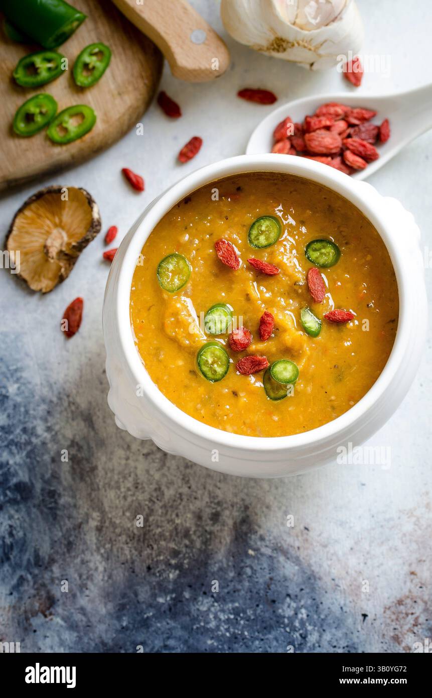 Süßkartoffelsuppe mit Goji, Ingwer und Chili Stockfoto