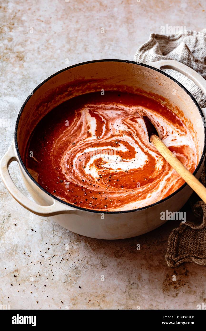 Frische hausgemachte Tomatensuppe in einer Pfanne Stockfoto