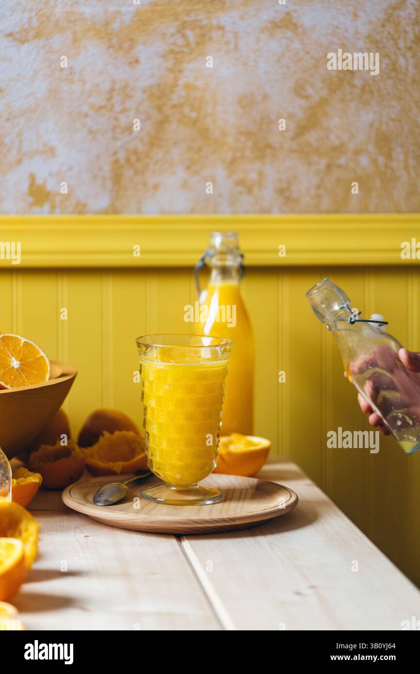 Orangensaft in Flasche und Glas Stockfoto