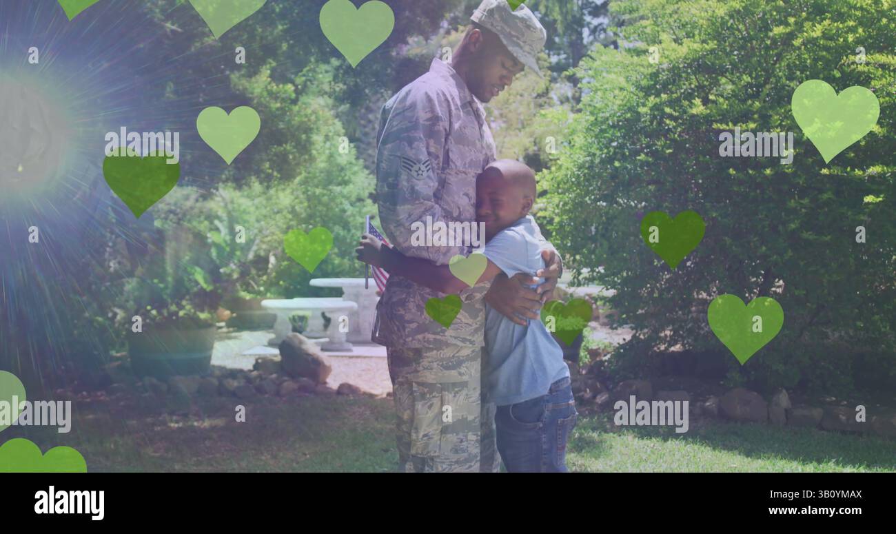 Ein Bild von Herzen über den glücklichen afroamerikanischen Soldatenvater, der den Sohn umarmt Stockfoto