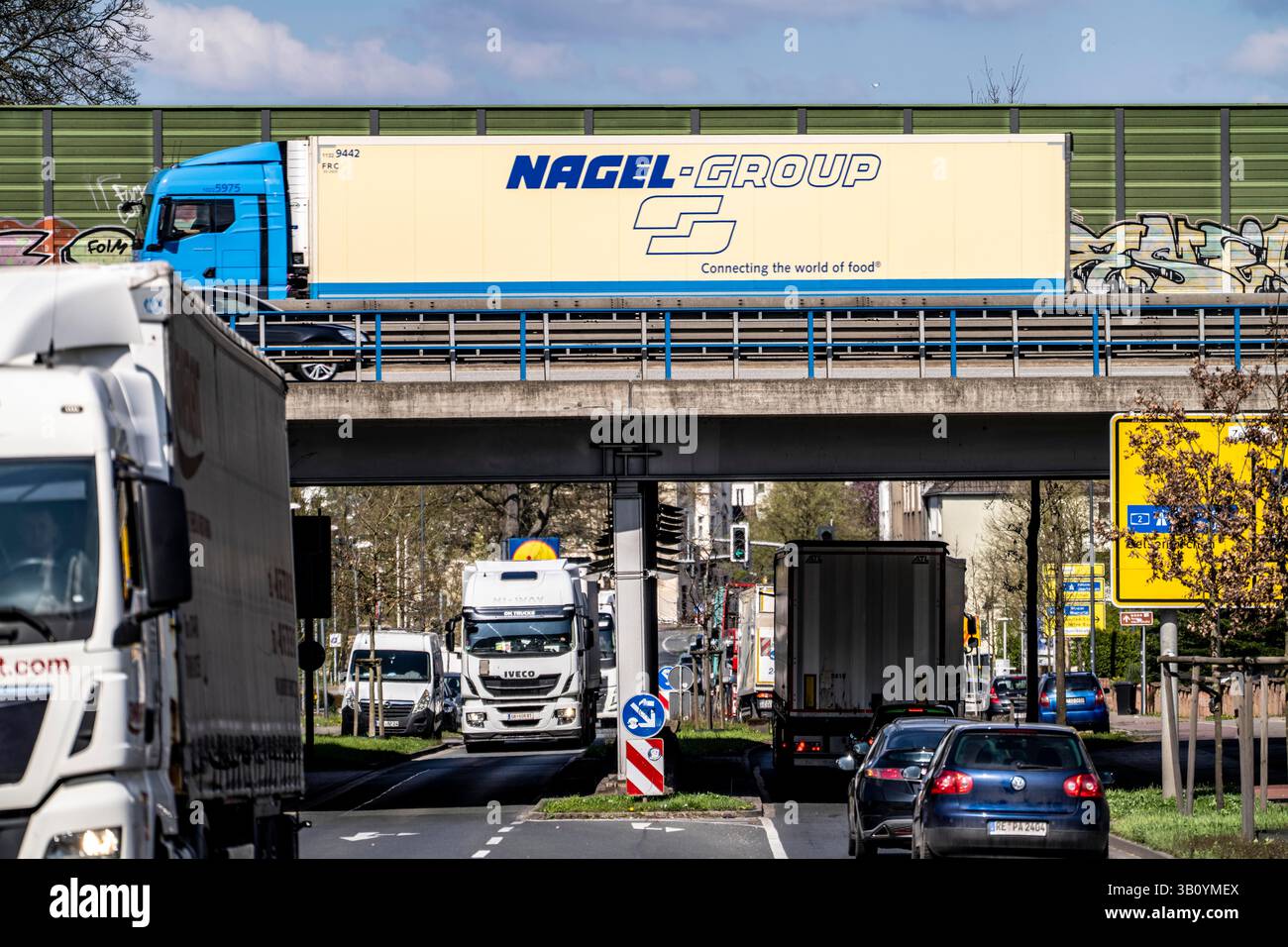 Autobahn A2, Brücke über die Ewaldstraße in Herten, Zufahrts- und Ausfahrt zur Autobahn, starker Lkw-Verkehr, zahlreiche Logistikzentren in unmittelbarer Nähe Stockfoto