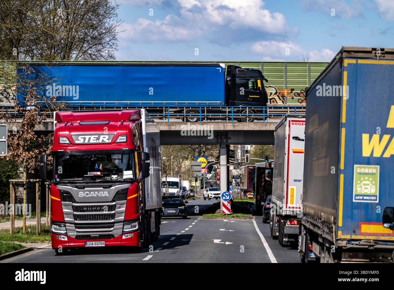 Autobahn A2, Brücke über die Ewaldstraße in Herten, Zufahrts- und Ausfahrt zur Autobahn, starker Lkw-Verkehr, zahlreiche Logistikzentren in unmittelbarer Nähe Stockfoto