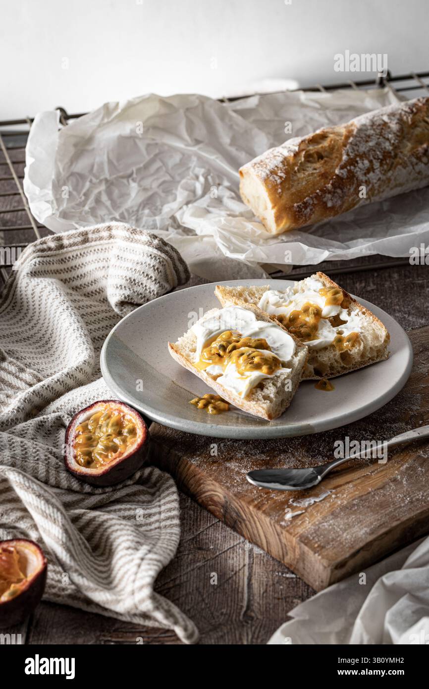 Baguettes in Scheiben geschnitten und garniert mit Frischkäse und Passionsfrucht Stockfoto