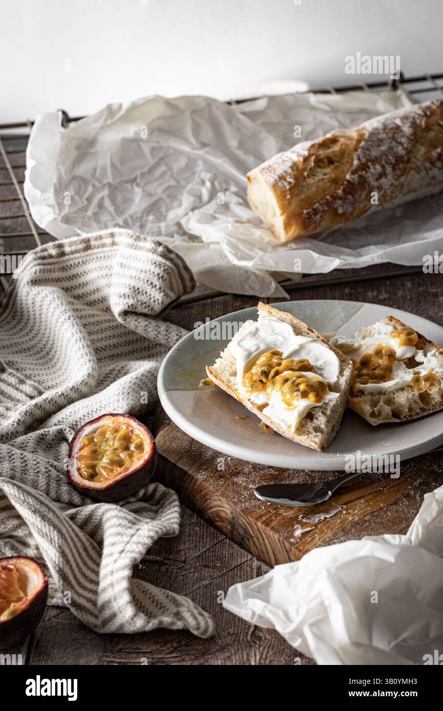 Baguettes in Scheiben geschnitten und garniert mit Frischkäse und Passionsfrucht Stockfoto