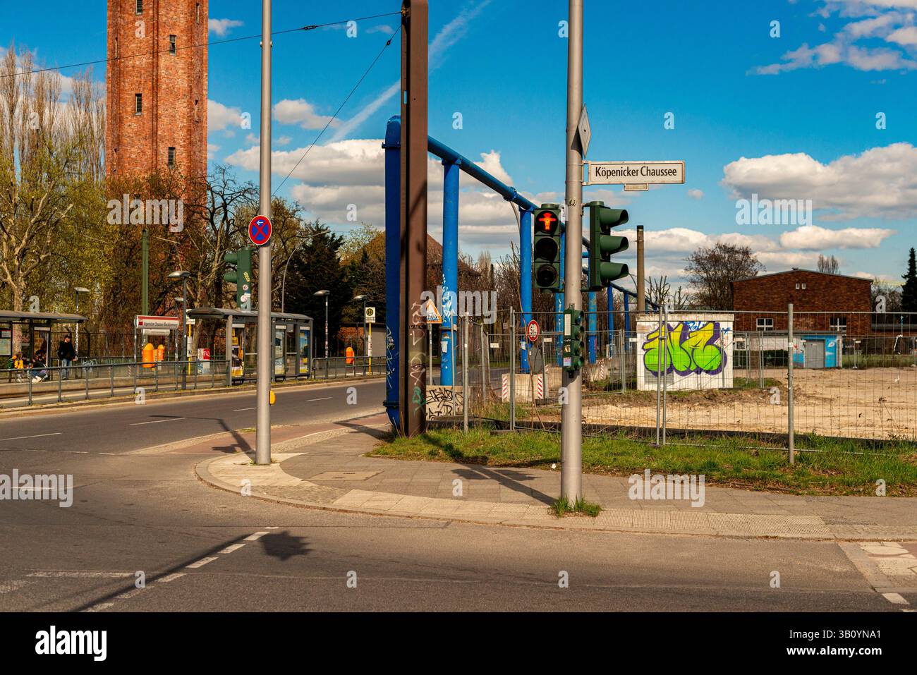 Kreuzung in Lichtenberg. Eine Asphald-Kreuzung mit Straßenbahnhaltestelle in der Nähe von Funkhaus, Lichtenberg, Berlin, Deutschland. Berelin Funkhaus Berlin Deutschland Copyright: XGuidoxKoppesxPhotox Stockfoto