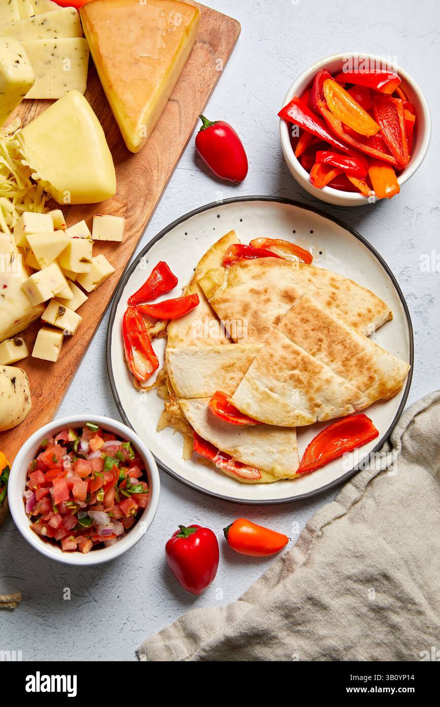 Quesadilla mit Paprika, Salsa und Käse und Extra Cheese auf der Seite Stockfoto
