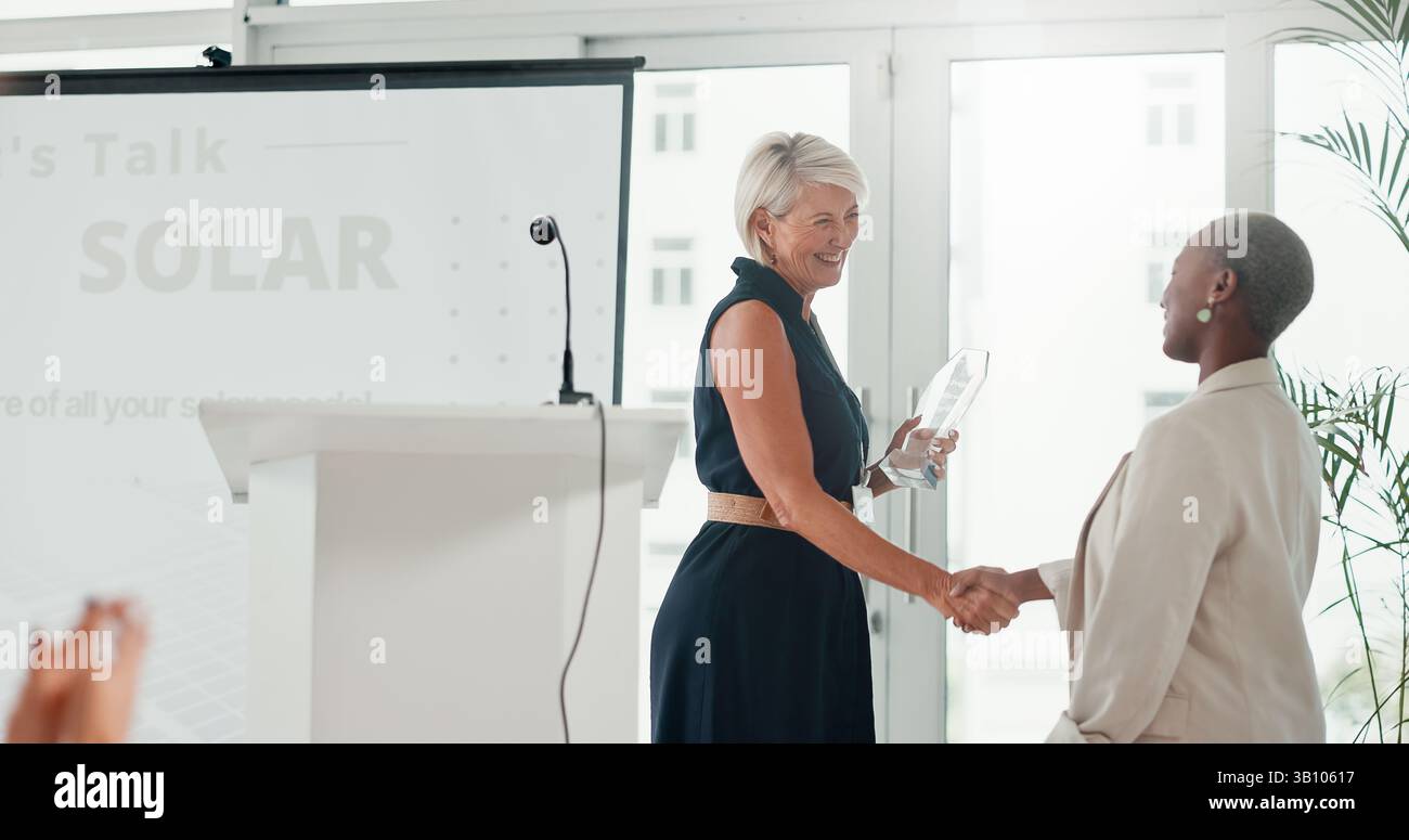 Unternehmen, Frauen und Handshake für Auszeichnung, Erfolg und Glückwünsche zu Leistung, Zeremonie und Team. Hände schütteln, Kollegen und Gesten für Stockfoto