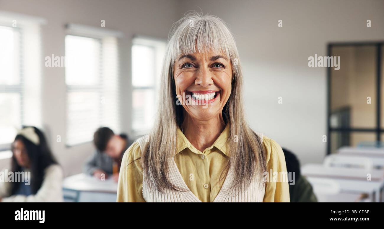 Happy, Frau und Porträt des Lehrers in der Schule für Karriere in Bildung, Vertrauen und Lächeln. Professionelle, berufstätige und reife Erzieherin mit Stockfoto