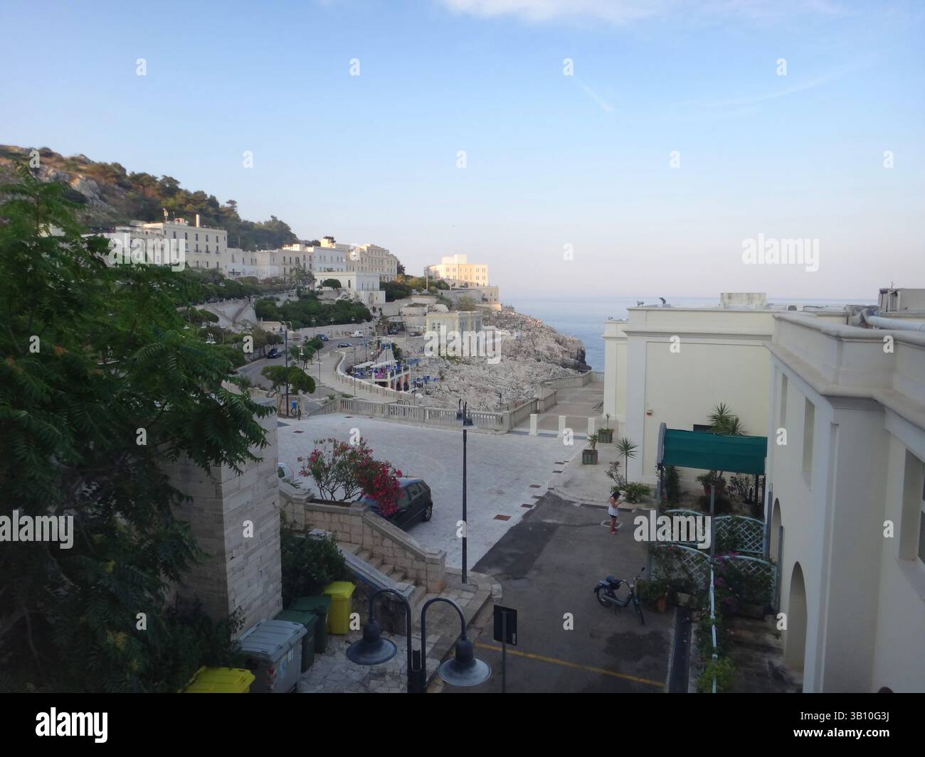 Charmante Architektur kleiner italienischer Städte mit farbenfrohen Gebäuden, engen Gassen und historischem mediterranem Stil. Stockfoto
