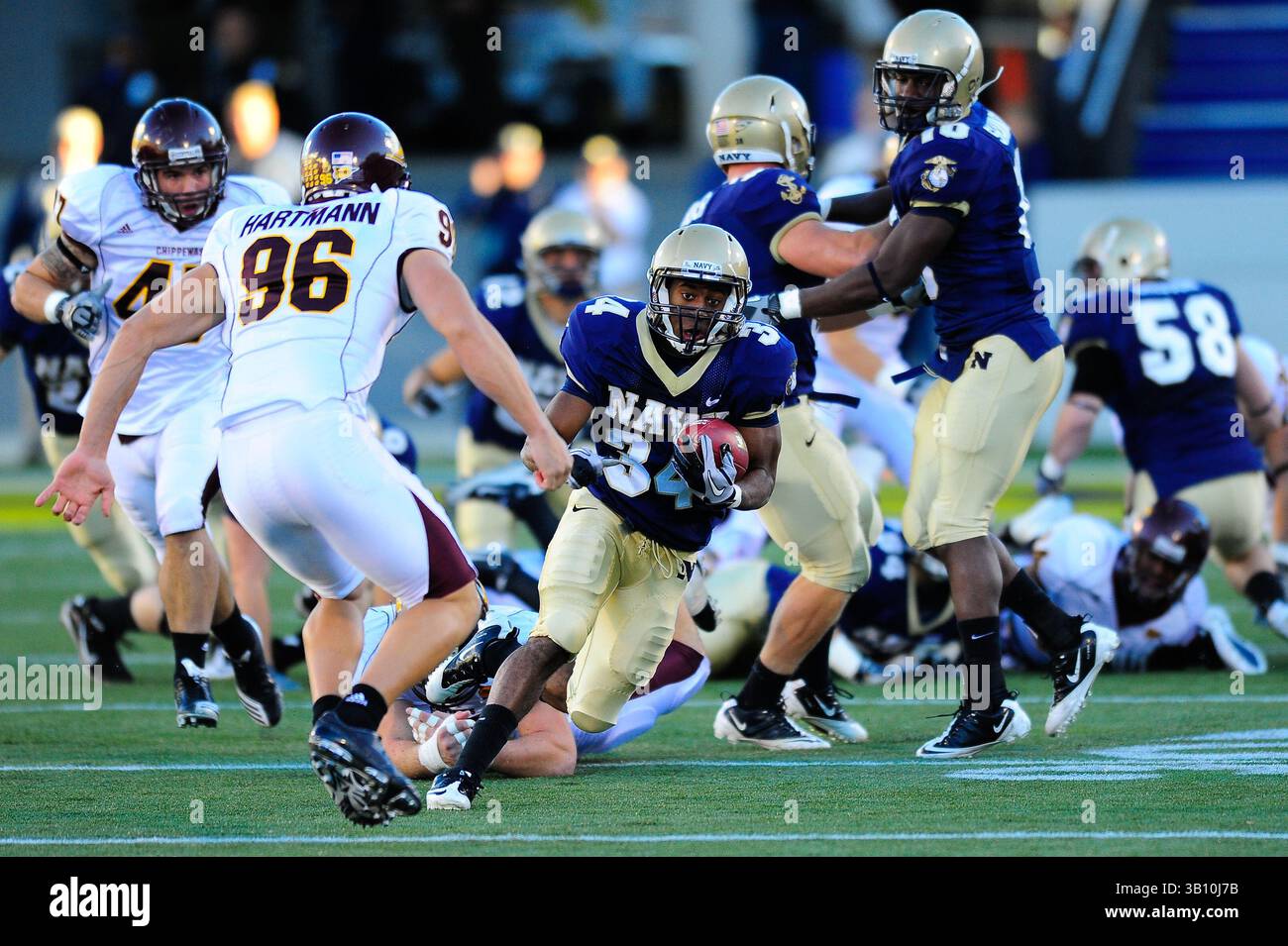 November 2010: Marcus Thomas (34) kehrt den Startschuss während des Matchups zwischen den Chippewas und den Midshipmen der Navy im Navy-Marine Corp Stadium in Annapolis zurück. Navy besiegte Central Michigan 38-37.(Credit Image: © John Middlebrook/Cal Sport Media/ZUMApress.com) Stockfoto