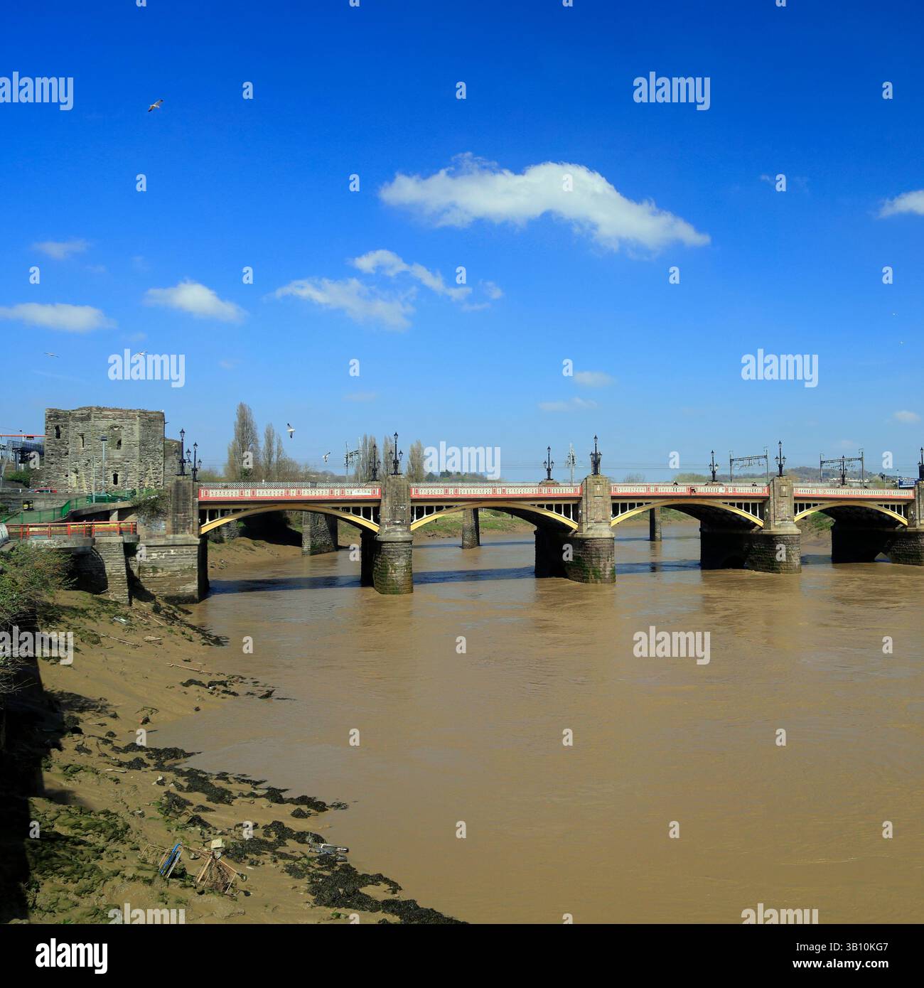 Schloss Newport und Brücke über den Fluss Usk, Stadtzentrum von Newport, Gwent, Südwales, Großbritannien. Vom April 2025 im Frühjahr Stockfoto