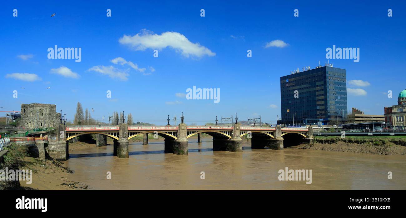 Schloss Newport und Brücke über den Fluss Usk, Stadtzentrum von Newport, Gwent, Südwales, Großbritannien. Vom April 2025 im Frühjahr Stockfoto
