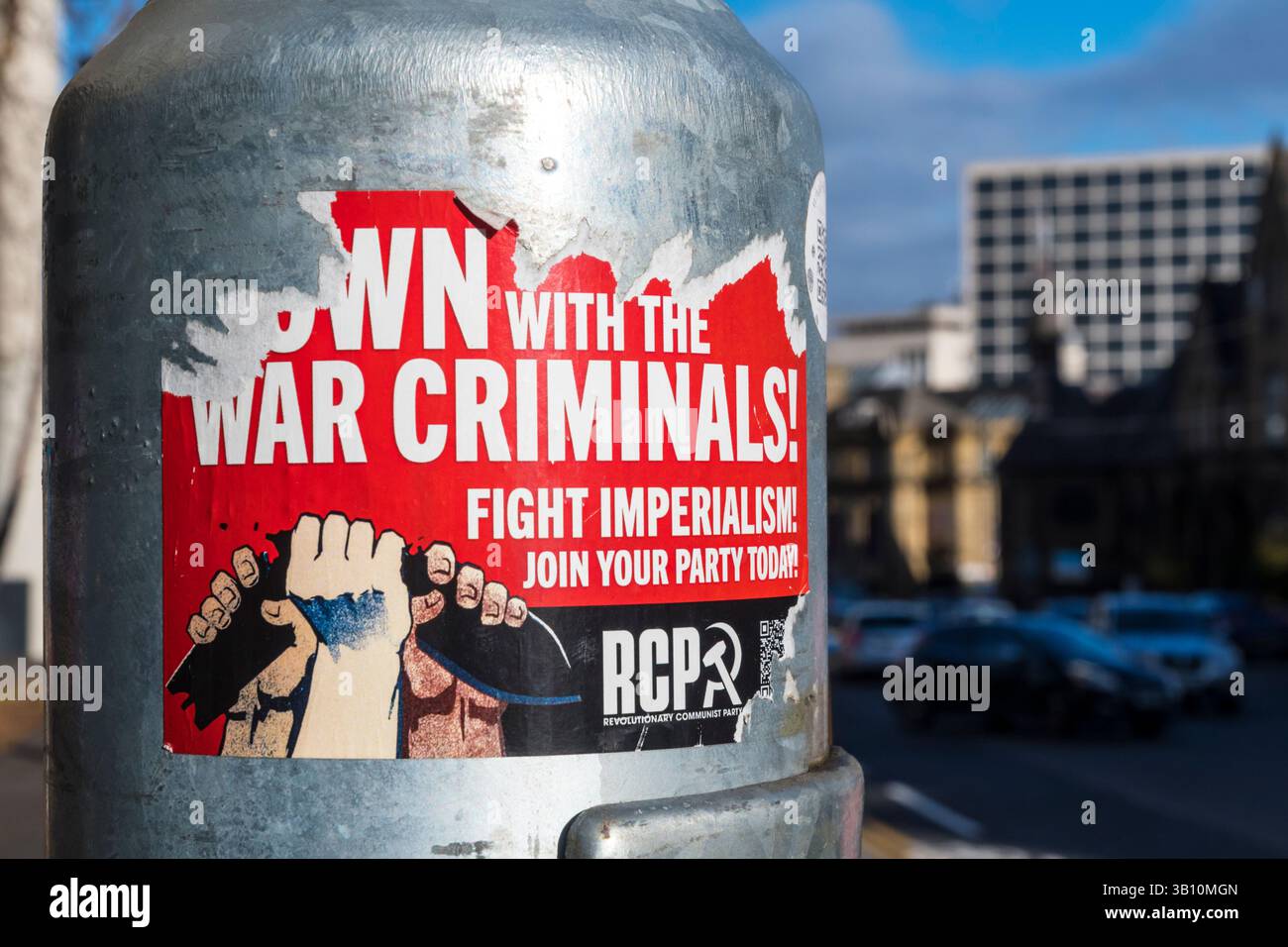 Ein aufgerissener Aufkleber der Revolutionären Kommunistischen Partei auf einem Lampenpfosten in Bradford. Stockfoto