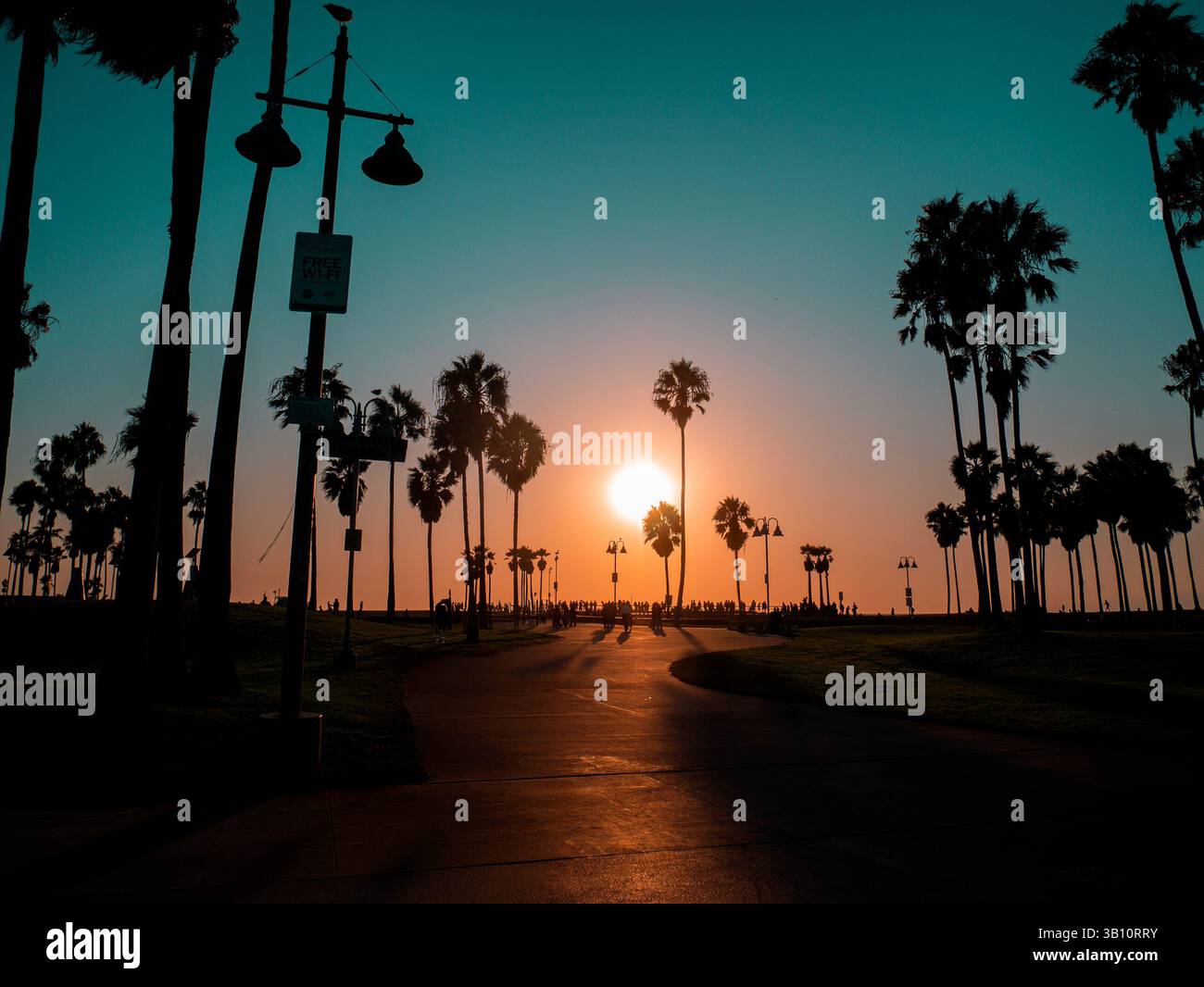 Erleben Sie einen atemberaubenden Sonnenuntergang über Muscle Beach in Kalifornien, wo sich der Himmel in eine wunderschöne Palette von Orangen, Rosa und Lila verwandelt Stockfoto