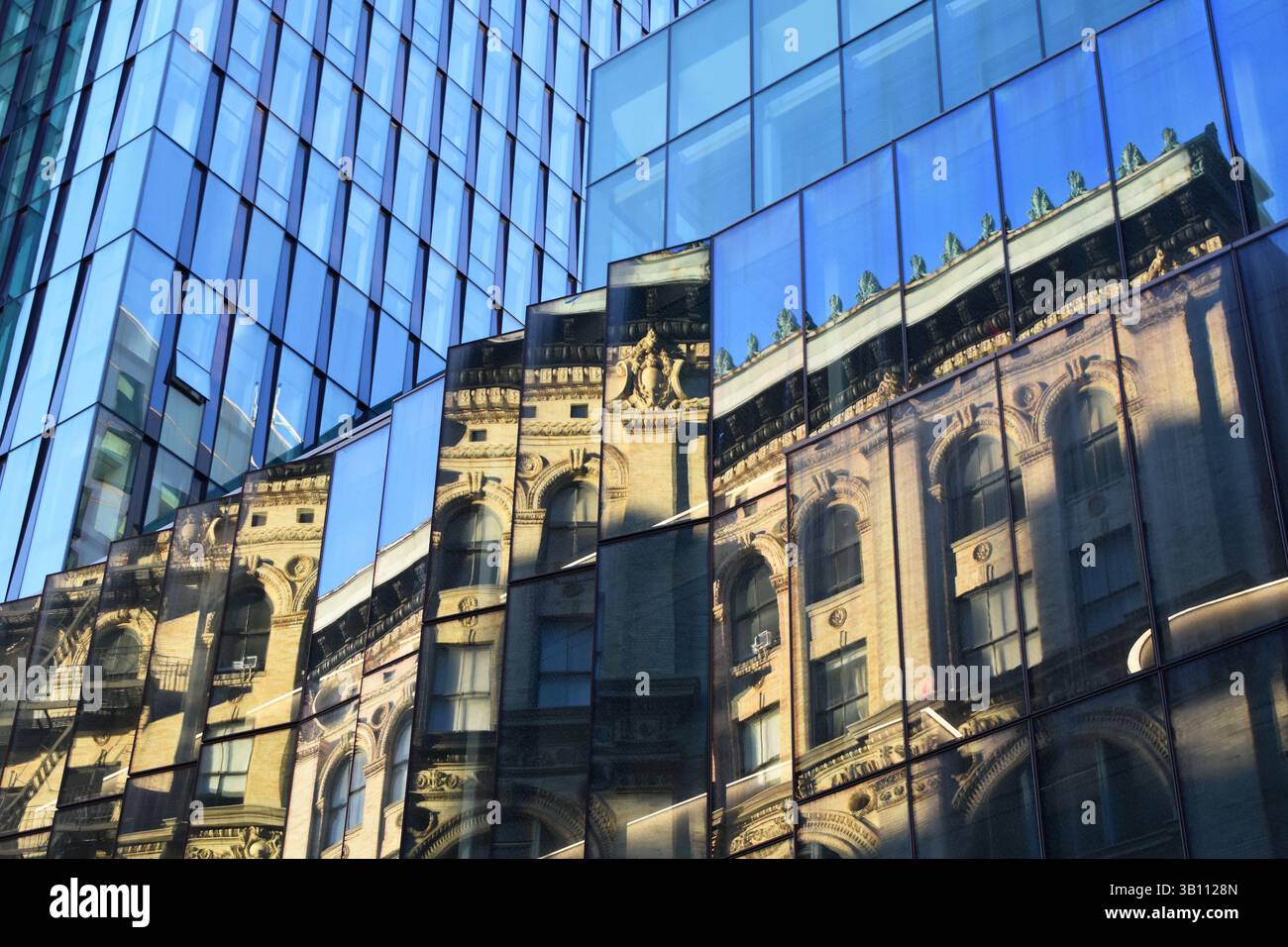 Skyline der Unternehmensstadt mit modernen Gebäuden und hohen Türmen Stockfoto