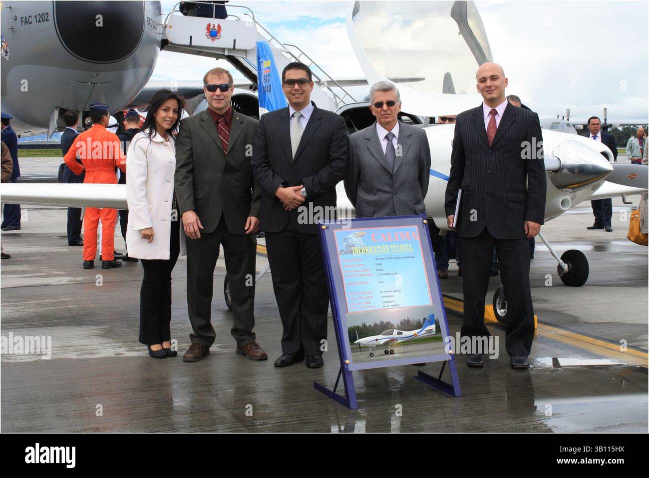 11. November 2010 - (18.11.2010) EN el aeropuerto de Catam, la Fuerza llevÃ³ Colombiana AÃ a cabo el lanzamiento del primer aviÃ³n militar fabricado en Colombia. SE trata del Calima T-90 construido por la CorporaciÃ³n de la Industria AeronÃutica de Colombia (CIAC) en alianza con las empresas norteamericanas Lancair International Inc. Y SudAir Corp. EN la foto, de izquierda a derecha, Jenny GarcÃ­a, Gerente de SudAir; Bob Wolstenholme, Presidente de Lancair; Jairo enrique GarcÃ­a Troncoso, presidente Sudair; Jairo GarcÃ­a Camargo, presidente de Sudamin, y Jairo Andres GutiÃ, ingeniero ae Stockfoto