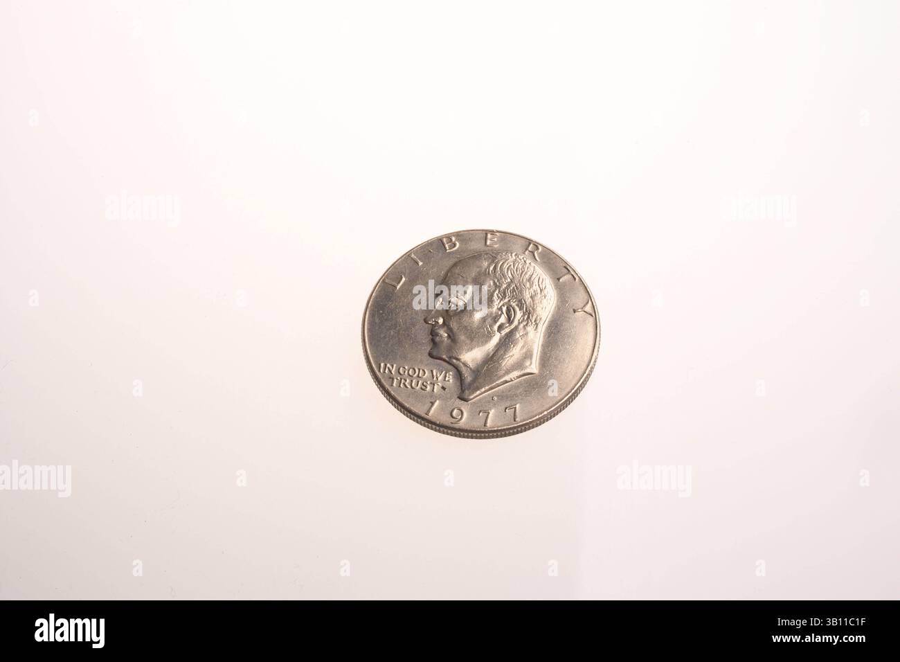 9. März 2007 - Langley, Virginia, USA - der „Silver Dollar“ Hollow Container wird im CIA Museum ausgestellt. Diese Münze scheint ein Eisenhower-Silberdollar zu sein, aber sie ist wirklich eine Vertuschung. Es wurde benutzt, um Nachrichten zu verstecken oder zu filmen, damit sie heimlich geschickt werden konnten. Weil es wie ein gewöhnlicher Taschenwechsel aussieht, ist es fast nicht erkennbar. (Kreditbild: © Cameron Davidson/Central Intelligence Agency/ZUMAPRESS.com) Stockfoto