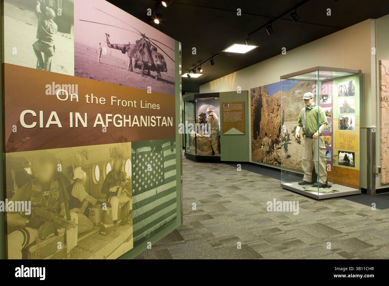 29. März 2008 - Langley, Virginia, USA - Afghan Gallery bei der CIA. Anhand der Beispiele von OSS und Operation Enduring Freedom unkonventionelle Kriegsführung, Handelsfahrzeuge und Technologien präsentiert „On the Front Lines: The CIA in Afghanistan“ Artefakte und Bilder, die sich auf die globale Offensive gegen den internationalen Terrorismus beziehen. Die einzigartige visuelle Ausstellung befasst sich mit der Bedeutung gemeinsamer Operationen, gemeinschaftsübergreifender Beziehungen und Opferbereitschaft und bietet gleichzeitig einen aktuellen Schwerpunkt auf der Mission zur Unterstützung von operativen Aktivitäten, Schulungen und Rekrutierung. (Kreditbild: &#169; Central Intelligence Agency/ZUMAPRES Stockfoto