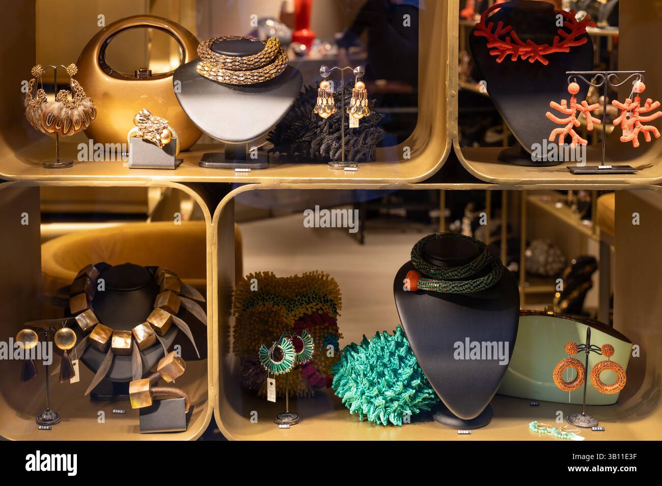 Venedig, Italien - 20. April 2025: Zeitgenössischer Schmuck wird in luxuriösen Boutique-Fenstern im Zentrum von Venedig ausgestellt Stockfoto