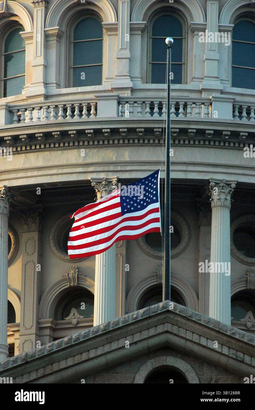 11. Juli 2007 - Austin, Texas, USA - Fahnen fliegen am Halbmast über dem Texas State Capitol und den umliegenden Gebäuden über Austin, Tx. Zum Gedenken an die ehemalige First Lady, Ladybird Johnson 7/11/07.K53789JN. - FOTOS (Foto: © Jeff Newman/Globe Photos/ZUMAPRESS.com) Stockfoto