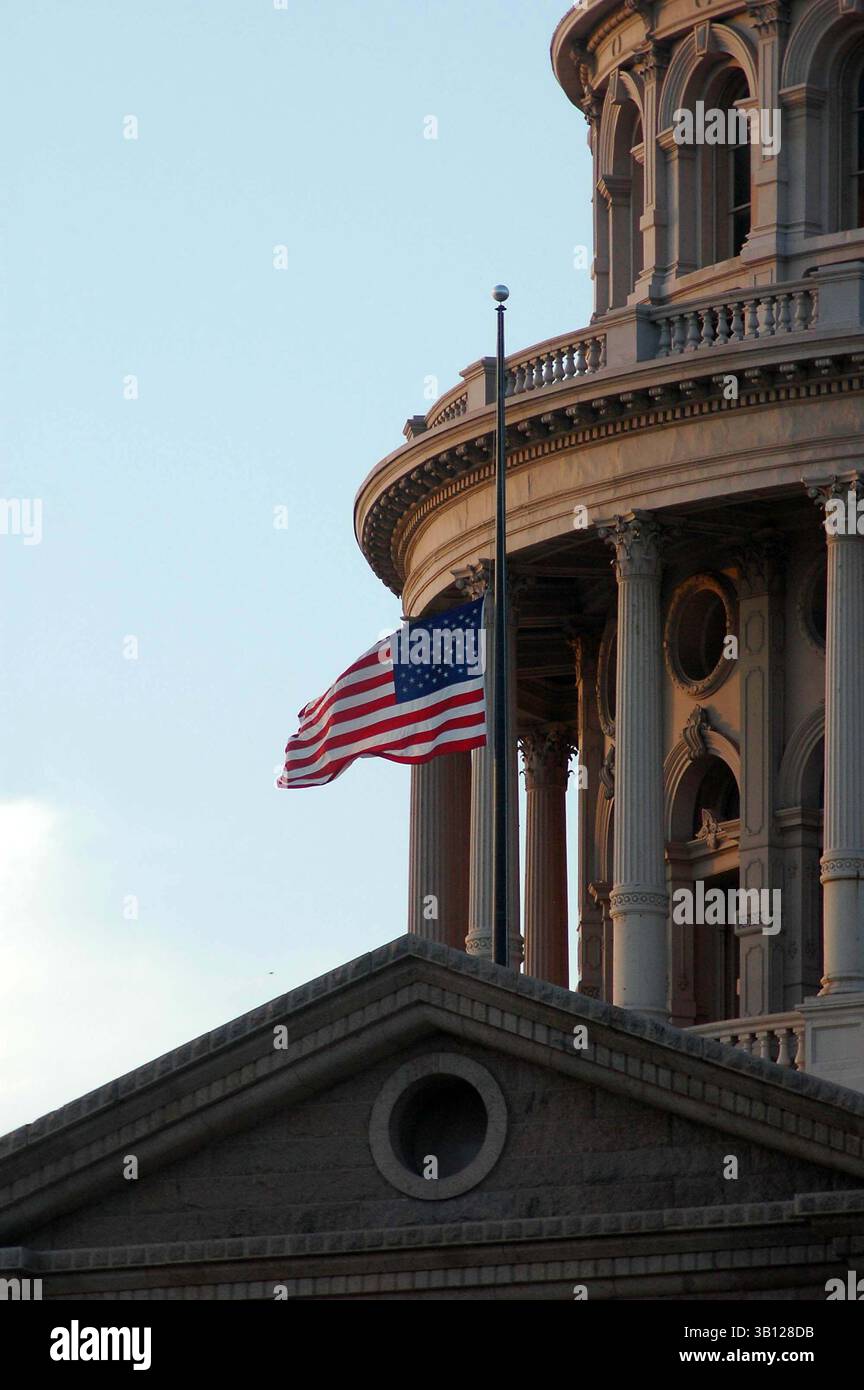 11. Juli 2007 - Austin, Texas, USA - Fahnen fliegen am Halbmast über dem Texas State Capitol und den umliegenden Gebäuden über Austin, Tx. Zum Gedenken an die ehemalige First Lady, Ladybird Johnson 7/11/07.K53789JN. - FOTOS (Foto: © Jeff Newman/Globe Photos/ZUMAPRESS.com) Stockfoto