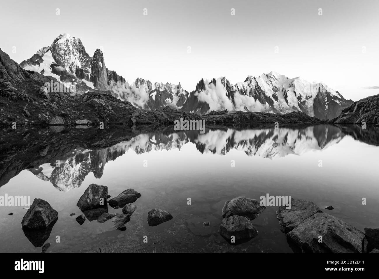 Dramatischer Himmel über dem See Lac Blanc und dem Mont Blanc (Monte Bianco) im Hintergrund, Chamonix-Standort. Wunderschöne Outdoor-Szene in Vallon de Berard Nature Re Stockfoto