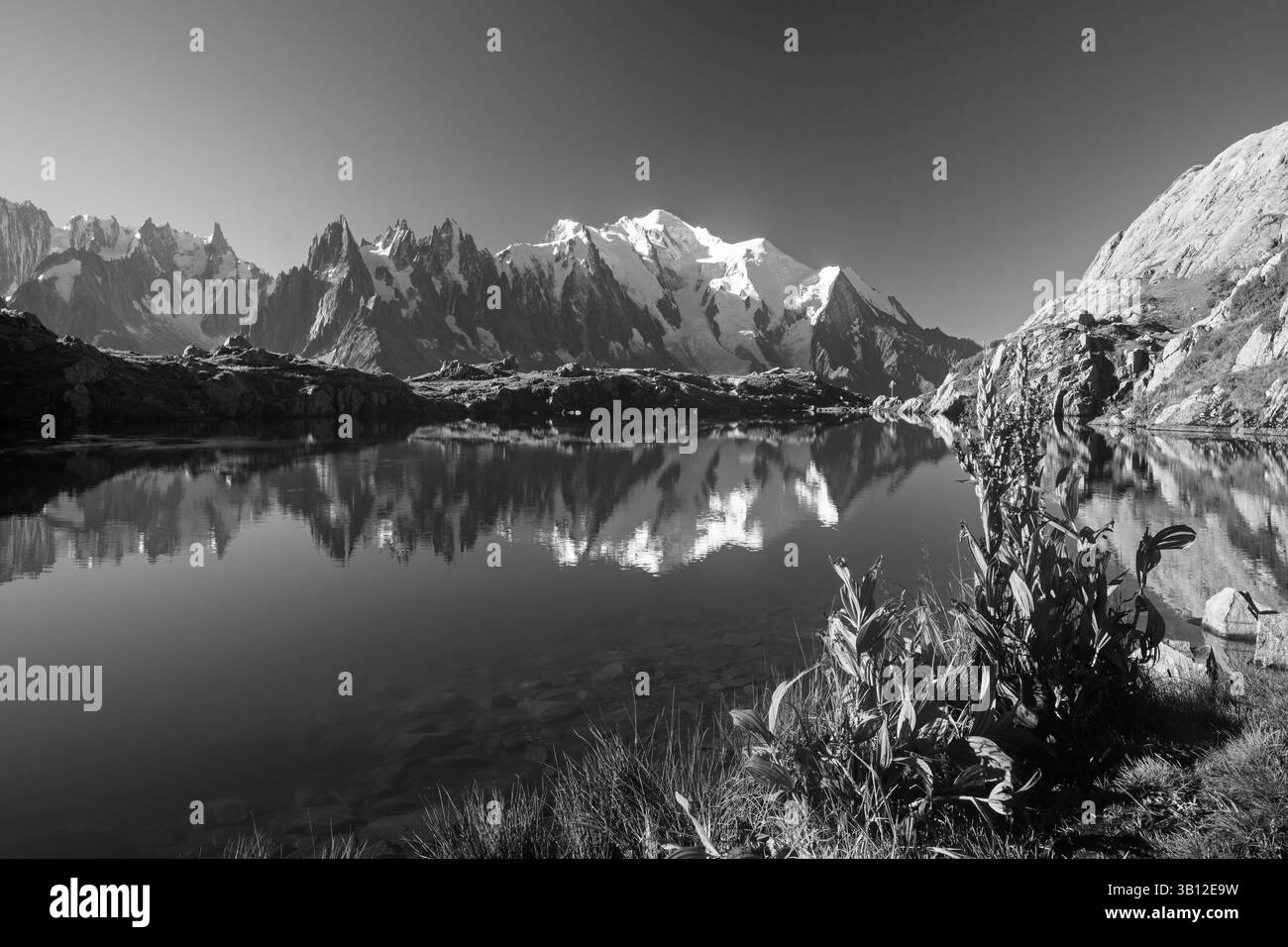 Dramatischer Himmel über dem See Lac Blanc und dem Mont Blanc (Monte Bianco) im Hintergrund, Chamonix-Standort. Wunderschöne Outdoor-Szene in Vallon de Berard Nature Re Stockfoto