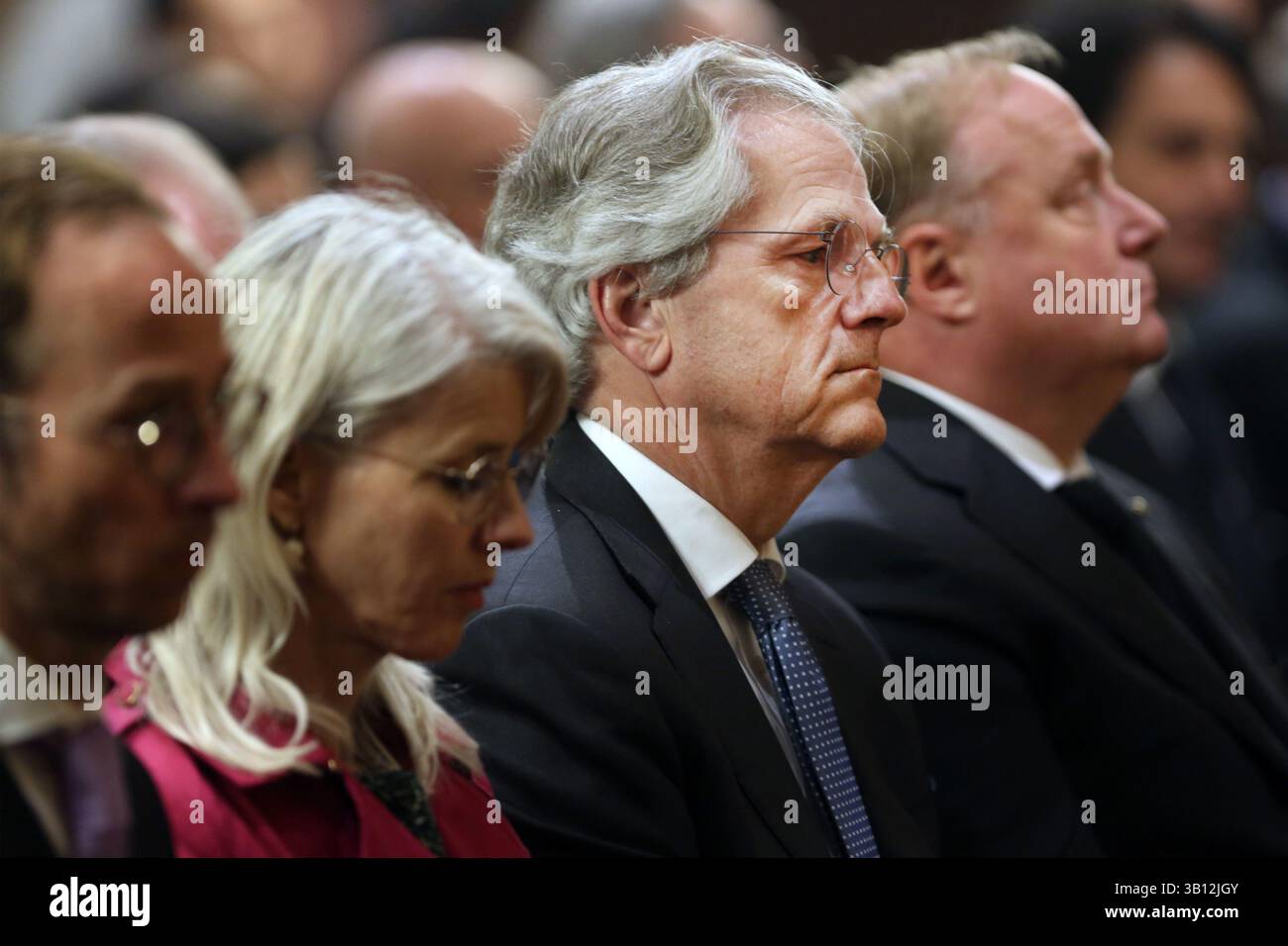 DEN HAAG - Mr. Breedveld, Großmeister und Vertreter von HM dem König, während einer Requiem-Messe zum Gedenken an Papst Franziskus in der Kirche St. Jacobus de Meerdere. Die Messe wurde von der Diözese Rotterdam und der päpstlichen Nunziatur organisiert. ANP RAMON MANGOLD niederlande raus - belgien raus Stockfoto