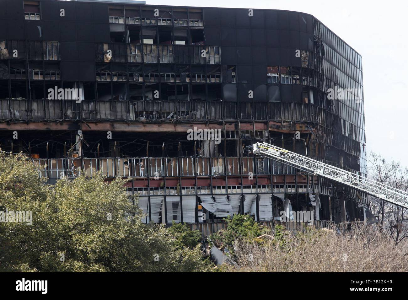 Am 18. Februar 2010 – Austin, Texas, USA – das Flugzeug wurde vermutlich von einem selbstmörderischen Joseph Andrew Stack gesteuert, der zuerst sein Haus in Brand setzte und dann absichtlich sein kleines Flugzeug in ein Bürogebäude stürzte. Bevor er in das Gebäude stürzte, traf Stack ein Auto auf der Zufahrtsstraße, das im Vordergrund zu sehen war. (Bild: © Jana Birchum/ZUMApress.com) Stockfoto