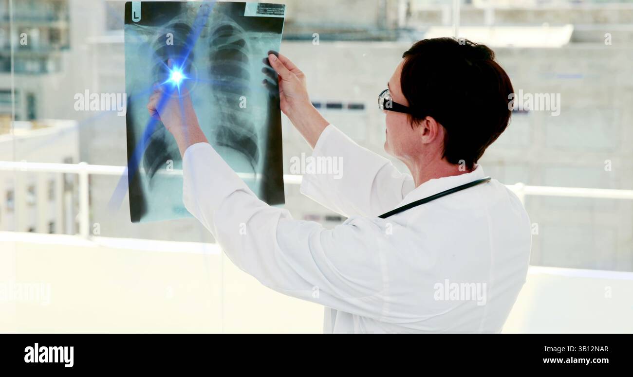 Bild des Lichts, das sich über eine kaukasische Ärztin bewegt, mit Röntgenaufnahme Stockfoto