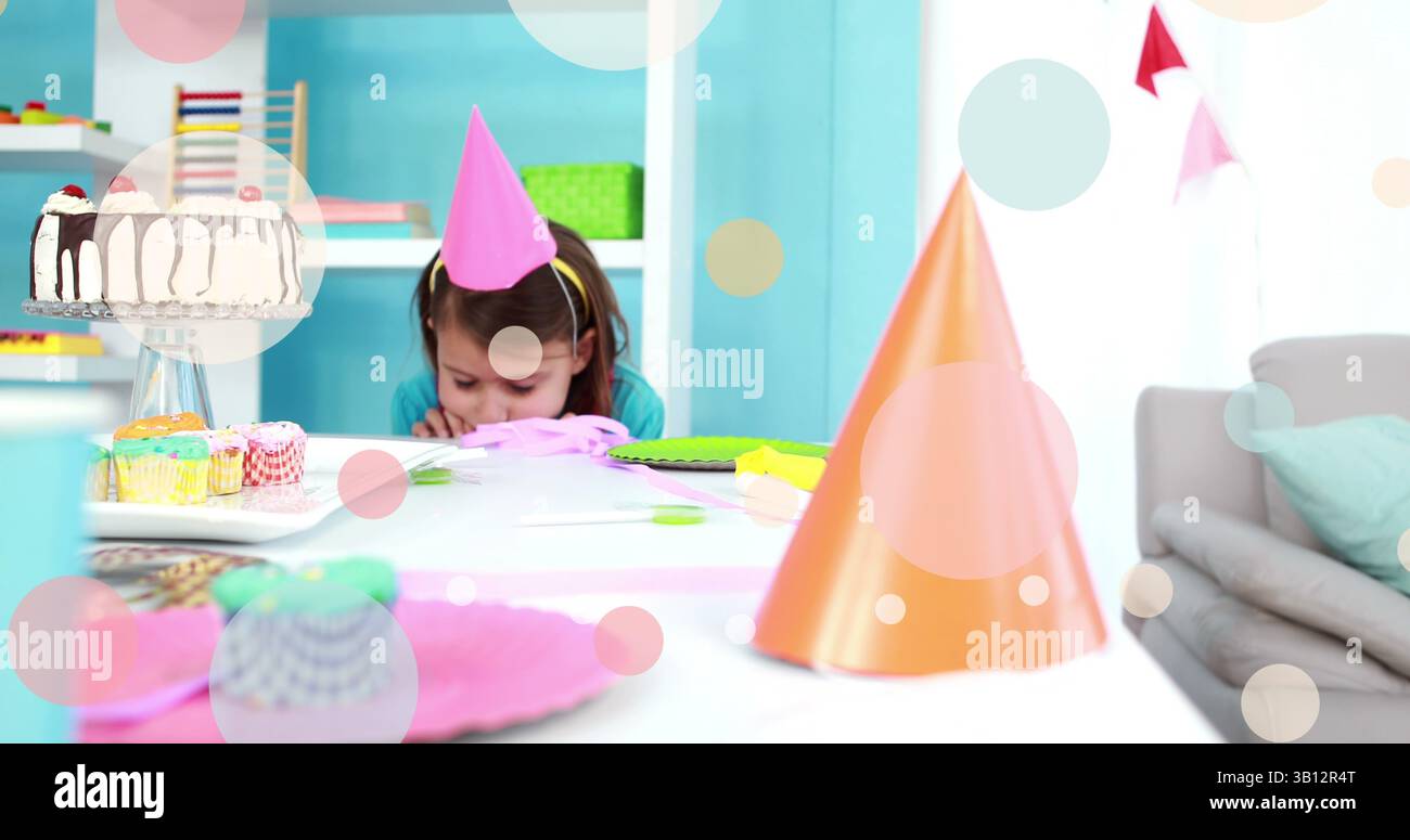 Bild fallender rosa Flecken über traurigem kakukasischem Mädchen Stockfoto