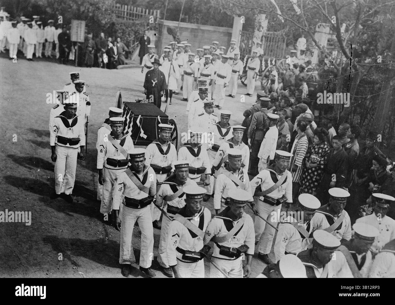 1922: Japan: Beerdigung für Offiziere des japanischen Kreuzers Niitaka. Am 26. August 1922 lief die Niitaka auf Grund und sank in einem Taifun vor der Küste von Karafuto, mit dem Verlust von 284 Mitgliedern ihrer Mannschaft. Es gab nur 15 Überlebende. (Kreditbild: © BuyEnlarge/ZUMAPRESS.com) Stockfoto