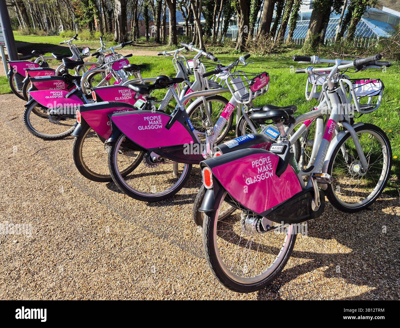Bike-Sharing-System und Fahrradparkplatz am Pollok Country Park, Glasgow, Schottland Stockfoto