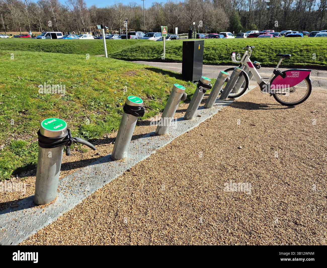 E-Bike-Ladestation im Pollok Country Park, Glasgow, Schottland Stockfoto
