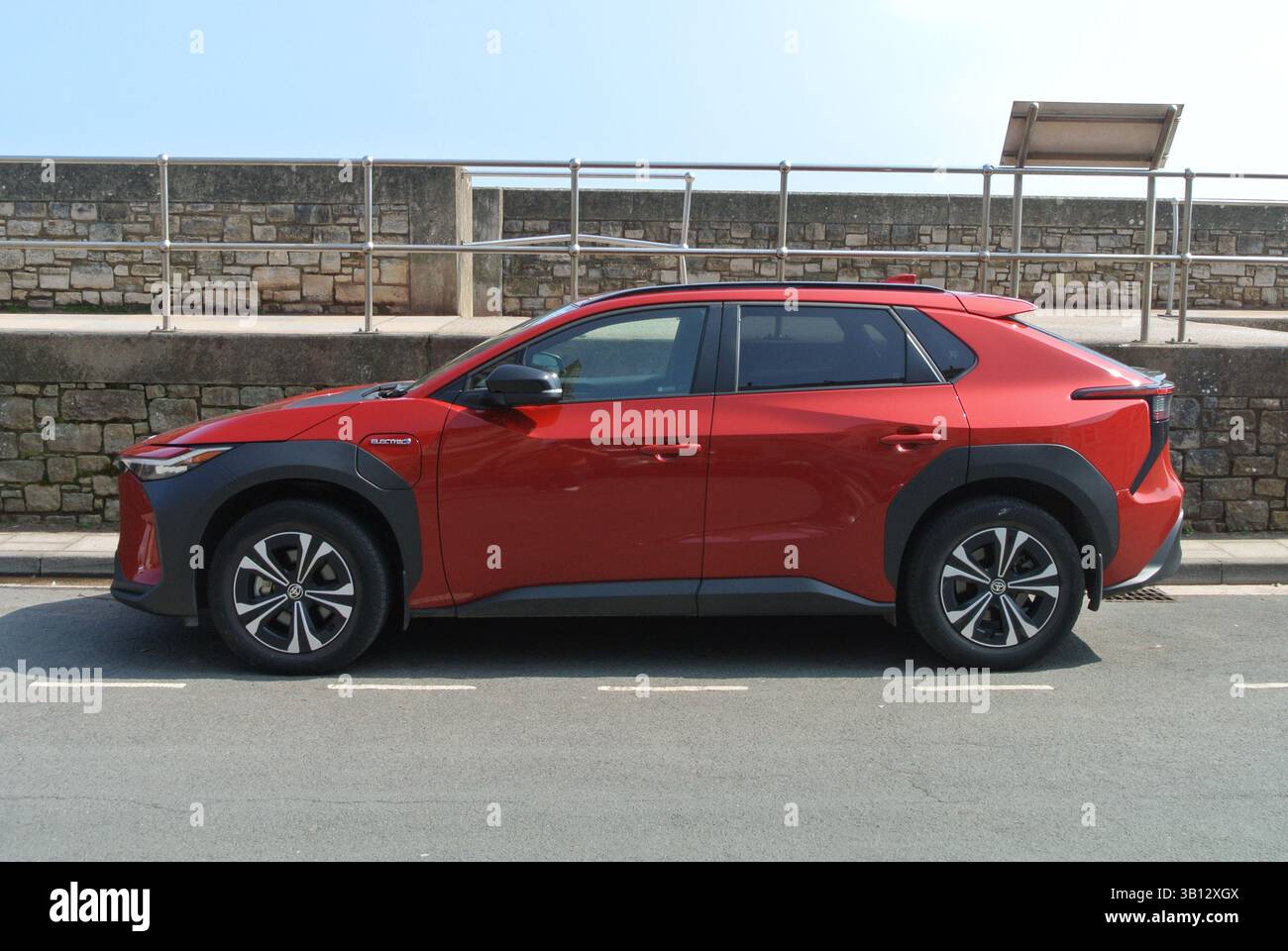 Ein 2022 Toyota bZ4X SUV Elektroauto parkt in Teignmouth, Devon, England, Großbritannien. Stockfoto