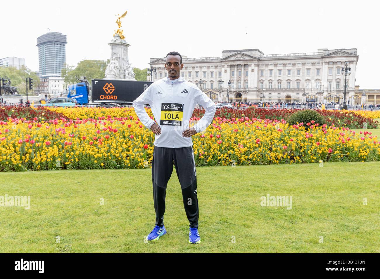 London, Großbritannien. April 2025. Der Elite Men Marathon Läufer Tamirat Tola posiert für Fotos vor dem Buckingham Palace beim TCS London Marathon 2025 Photocall. Quelle: SOPA Images Limited/Alamy Live News Stockfoto