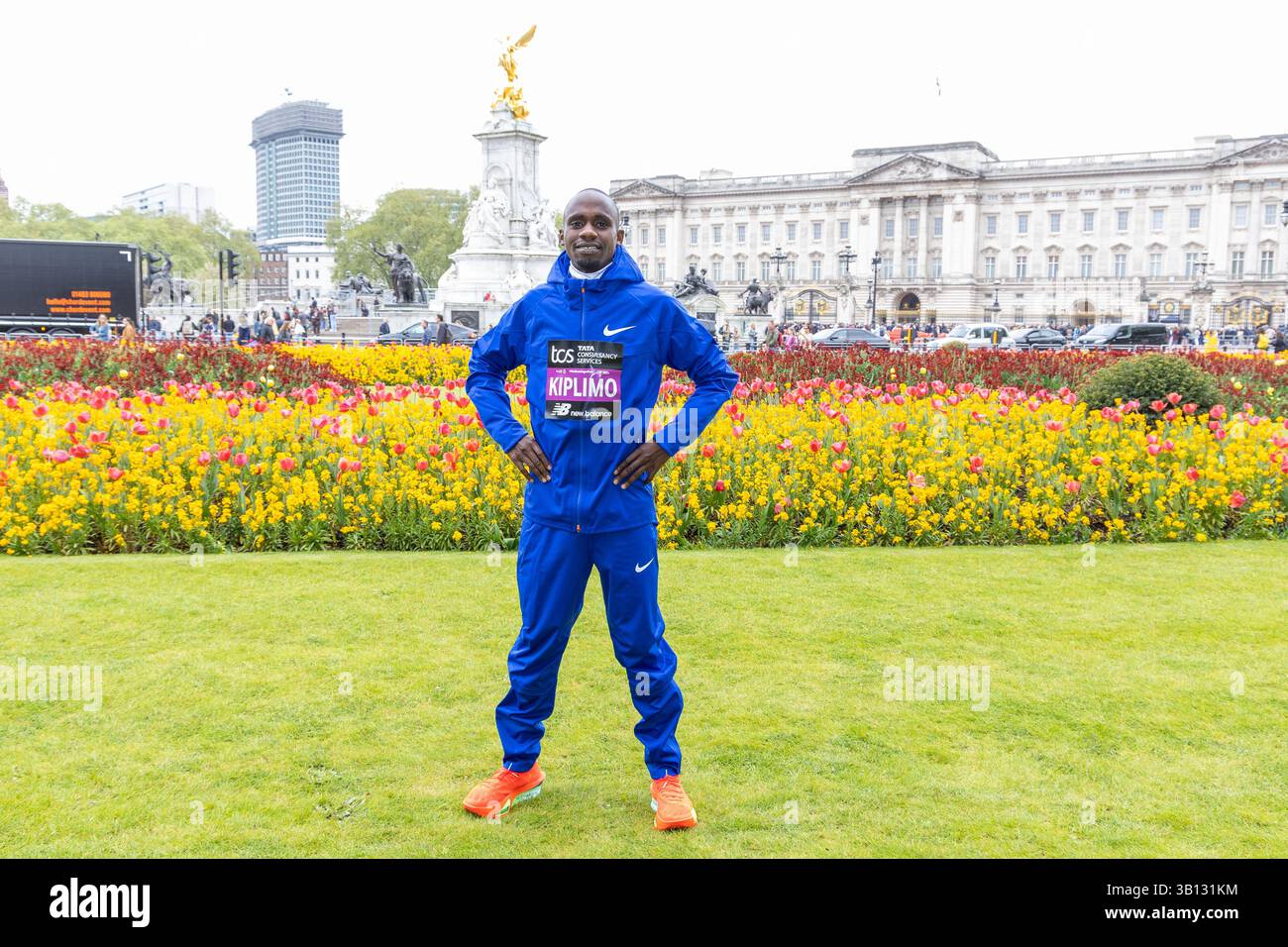 London, Großbritannien. April 2025. Der Elite-Marathon-Läufer Jacob Kiplimo posiert für Fotos vor dem Buckingham Palace beim TCS London Marathon 2025 Photocall. Quelle: SOPA Images Limited/Alamy Live News Stockfoto