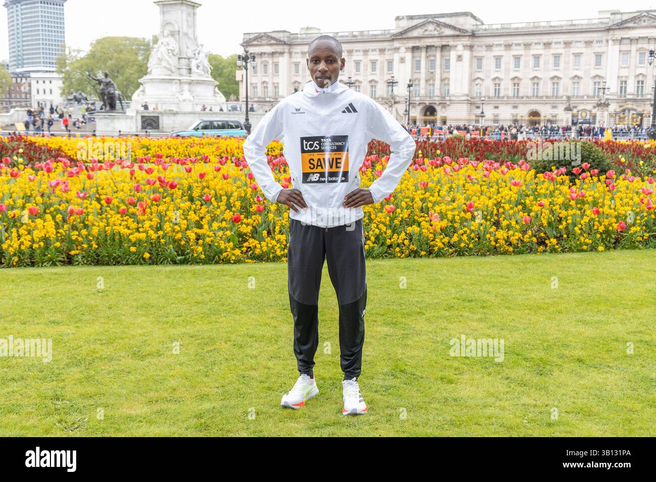 London, Großbritannien. April 2025. Sebastian Sawe posiert für Fotos vor dem Buckingham Palace beim TCS London Marathon 2025 Photocall. Quelle: SOPA Images Limited/Alamy Live News Stockfoto