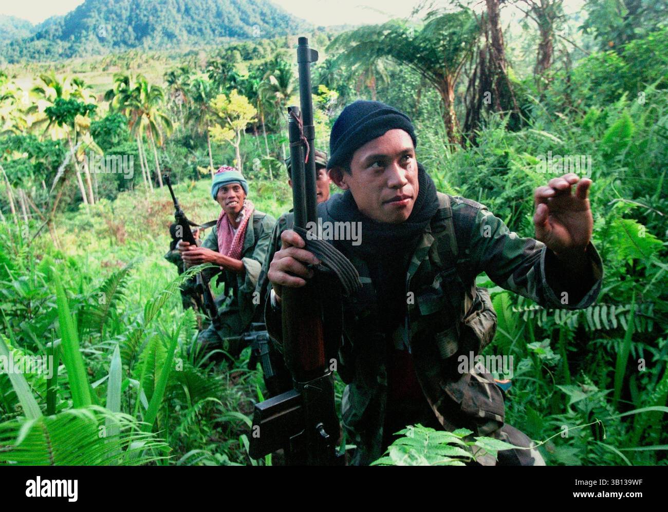 April 2002 - Camp Jabal nur, Lanao del Sur, Philippinen - Soldaten der Moro Islamic Liberation Front wandern einen steilen Bergweg in der Nähe ihres Dschungelfußes Camp Jabal nur, Südphilippinen. Seit dem Fall des Lagers Abubakr AS-Siddique im Mai 2000 ist die Bangsamoro Islamic Armed Forces (BIAF) der MILF in hochmobile Guerilla-Einheiten aufgeteilt, die in mehreren Satellitenlagern in ganz Zentral-Mindanao stationiert sind. (Bild: © Ryan Anson/zReportage.com/ZUMA) Stockfoto
