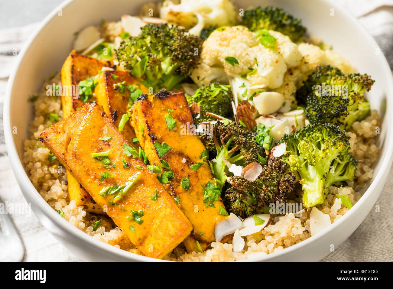 Gesunde vegane Tofu Quinoa Schüssel mit Brokkoli und Blumenkohl Stockfoto