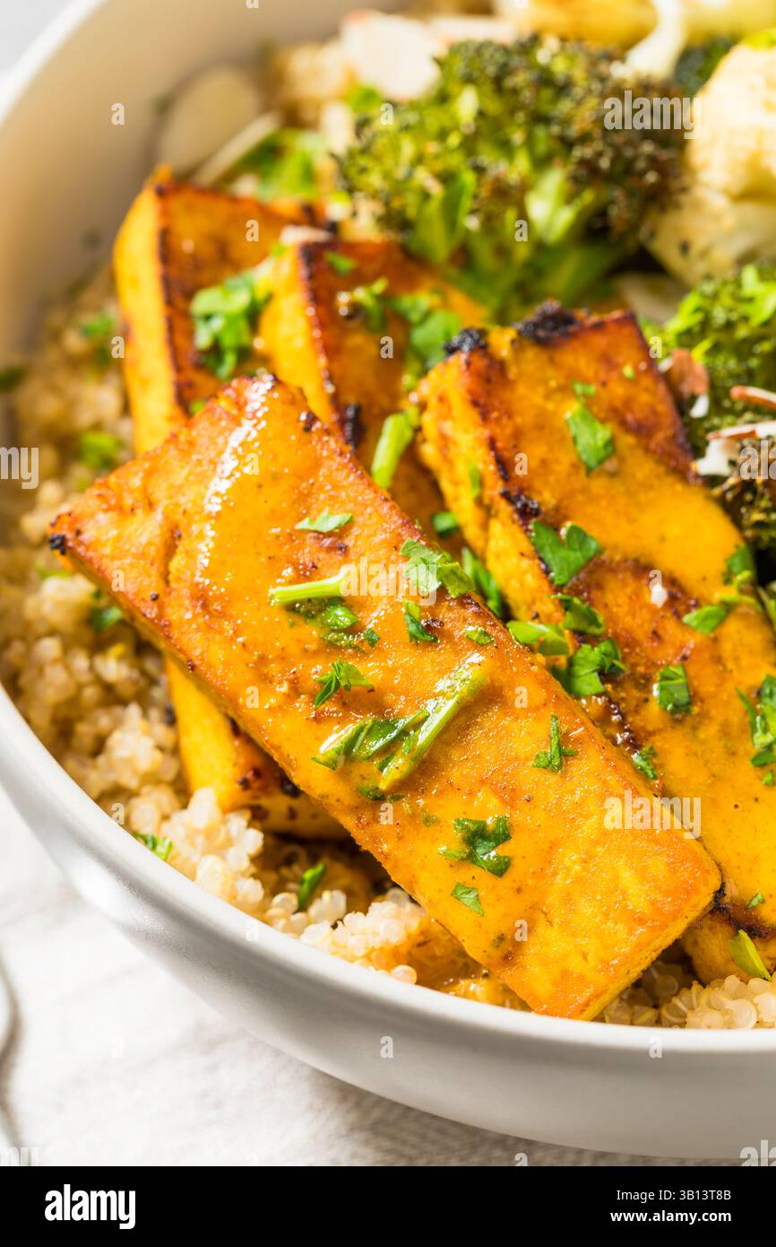 Gesunde vegane Tofu Quinoa Schüssel mit Brokkoli und Blumenkohl Stockfoto