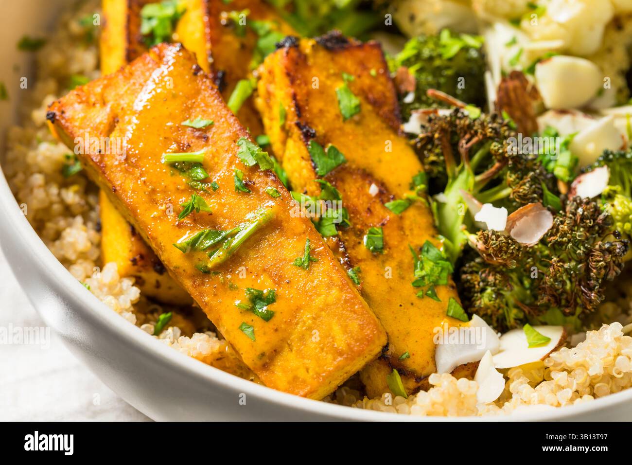 Gesunde vegane Tofu Quinoa Schüssel mit Brokkoli und Blumenkohl Stockfoto