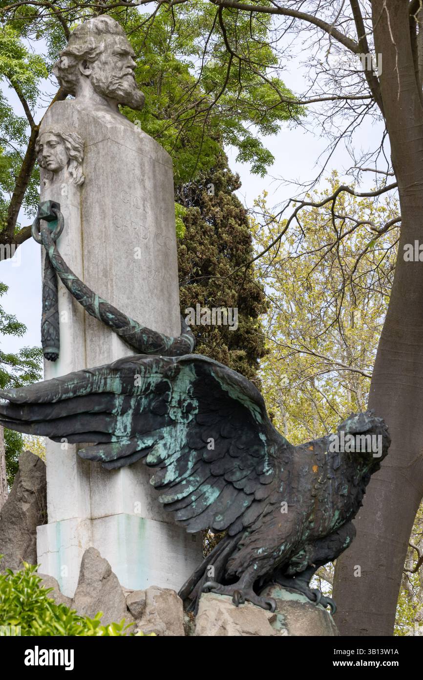 Denkmal von Giosue Carducci mit Bronzeadler Stockfoto