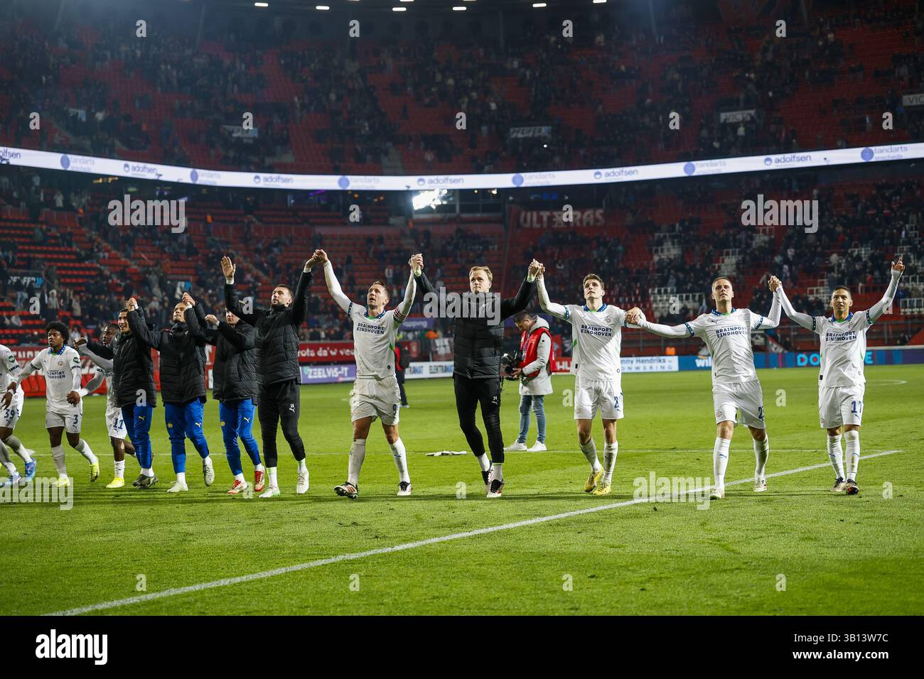 ENSCHEDE – unter anderem Luuk de Jong vom PSV Eindhoven, Guus Til vom PSV Eindhoven, Joey Veerman vom PSV Eindhoven, Mauro Junior vom PSV Eindhoven jubeln nach dem Sieg 1-3 (l-r) während des niederländischen Eredivisie-Spiels zwischen FC Twente und PSV am 24. April 2025 im Stadion de Grolsch Veste in Enschede, Niederlande. ANP VINCENT JANNINK Stockfoto