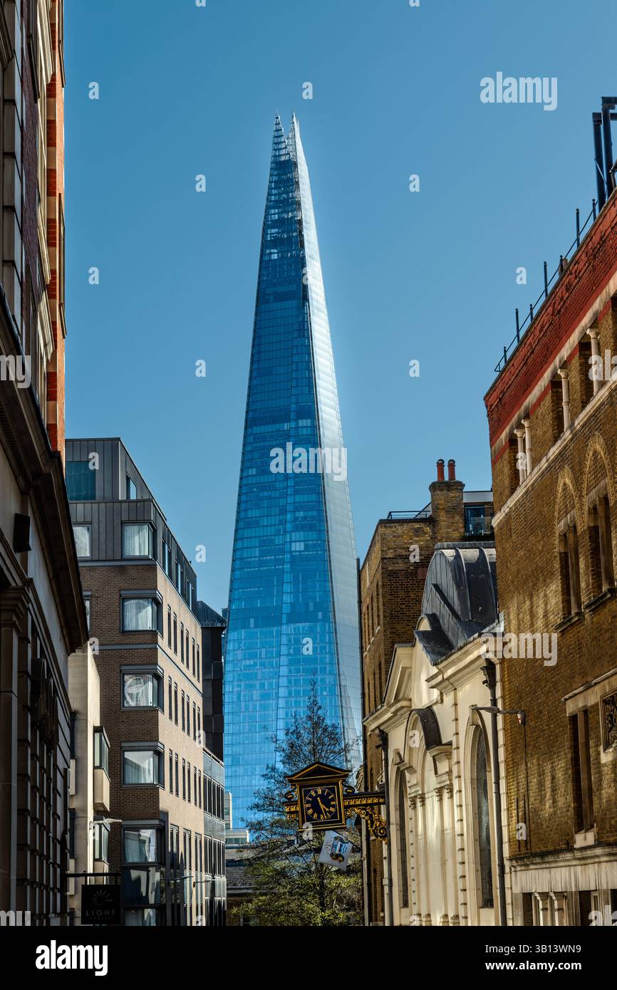 Blick auf das Shard-Gebäude von St Mary at Hill, London, England Stockfoto