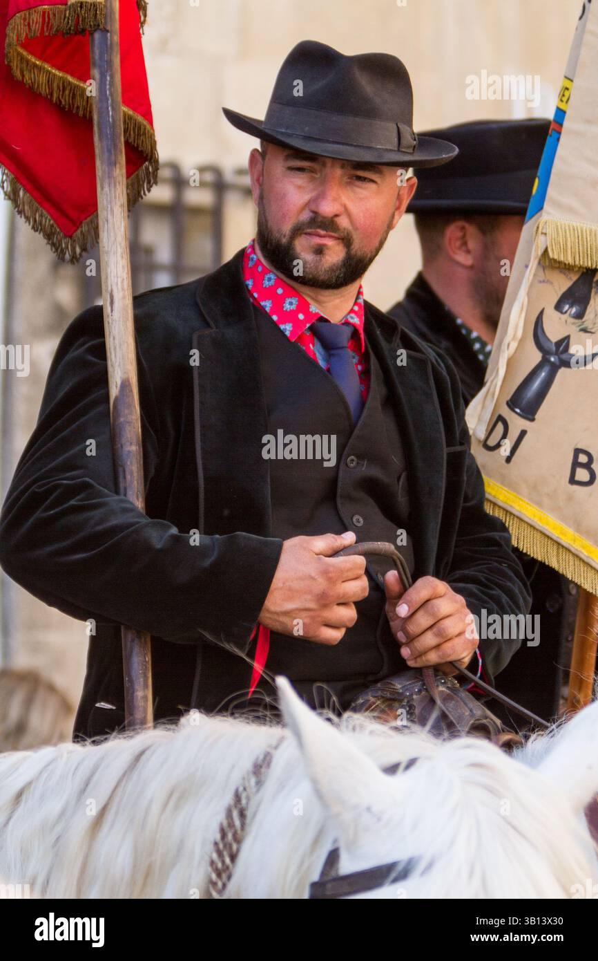 Arles, Frankreich. April 2025. Camargue Gardianer, die auf die Camargue steigen, nehmen an den Osterferien d'Arles Teil Stockfoto