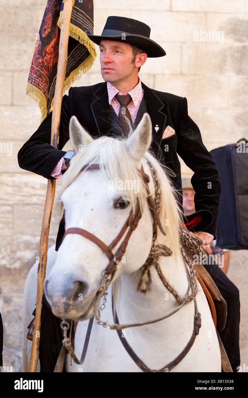 Arles, Frankreich. April 2025. Camargue Gardianer, die auf die Camargue steigen, nehmen an den Osterferien d'Arles Teil Stockfoto