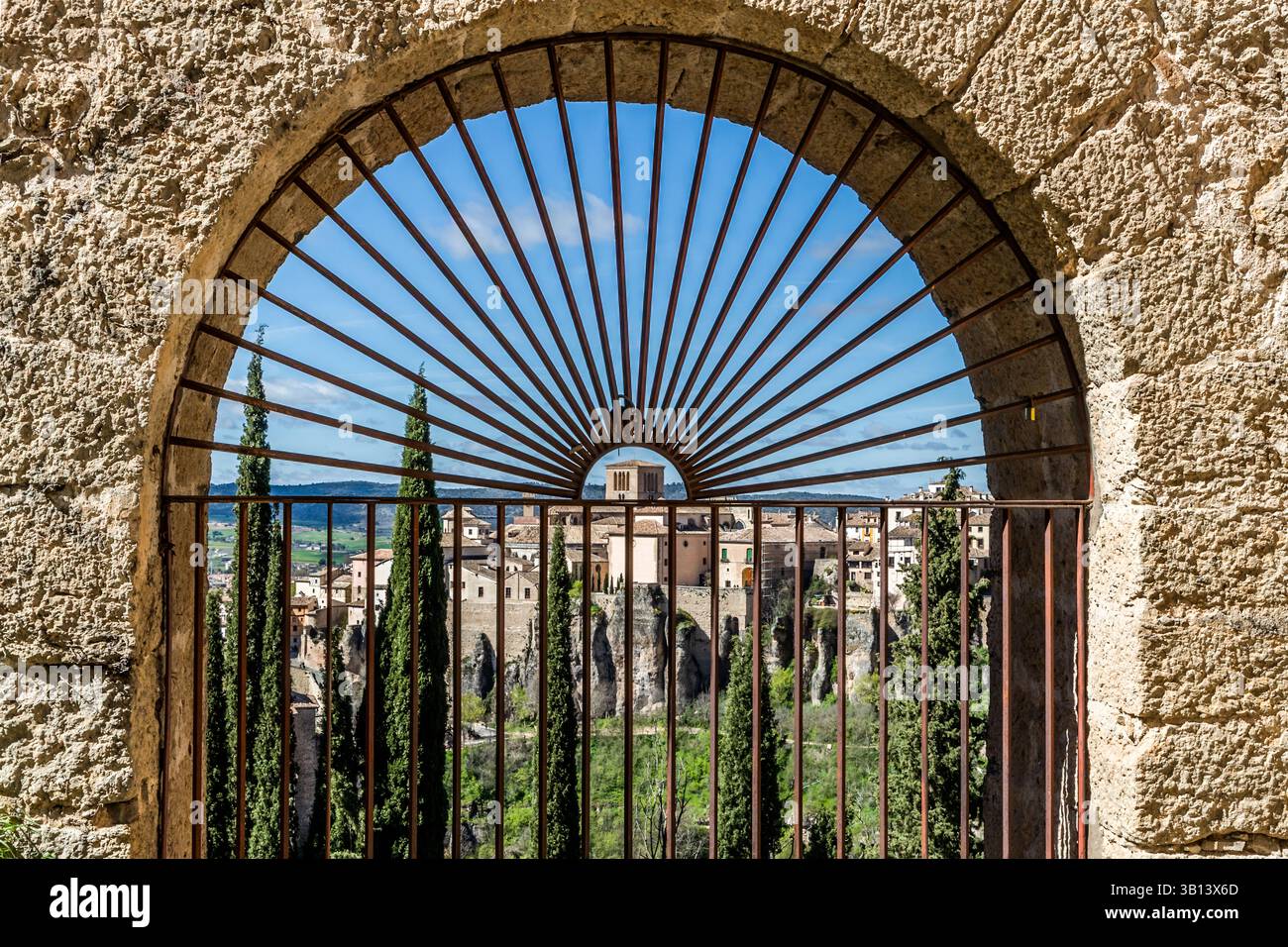 Blick auf die Stadt Cuenca durch das geschmiedete, bogenförmige Eingangstor zum Anwesen des Dichters Federico Muelas. Calle Larga, Cuenca, Castilla-La Mancha, Spanien Stockfoto