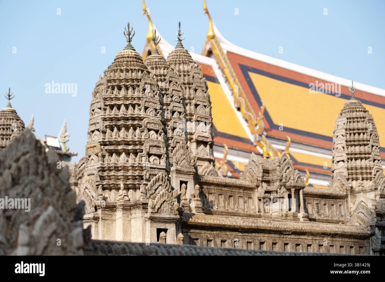 Nahaufnahme des aufwändig geschnitzten Miniaturaturbildes Angkor Wat im Wat Phra Kaew Stockfoto